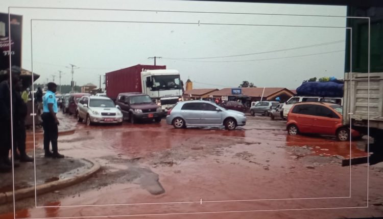 l'état des routes très défoncées à Conakry
